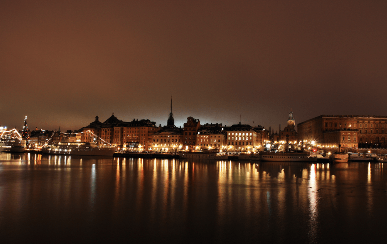 Medan fullmånen lyser upp mitt arbetsrum