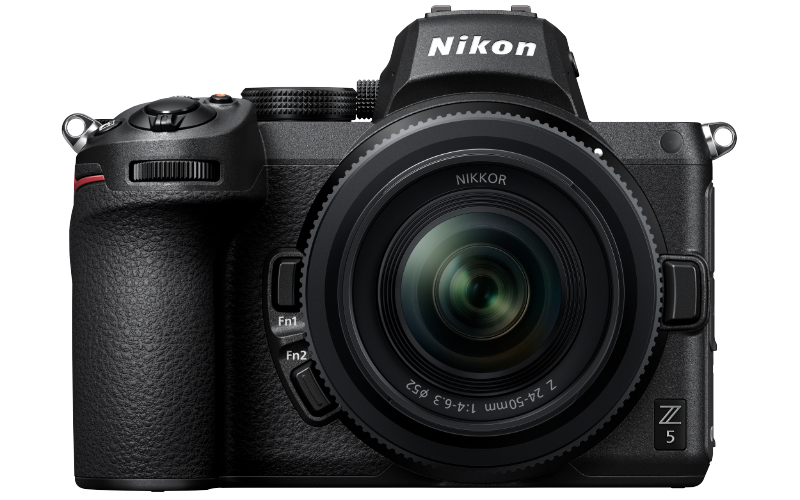 Nikon Z5 med Nikkor Z 24–50 f/4–6,3. Kamerahuset är snarlikt syskonen Z6 och Z7 till utseendet. Foto: Pressbild.
