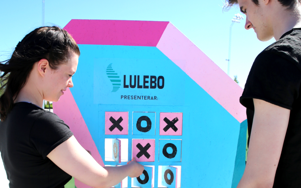 En sommar tillverkade Geektown ett brädspel i mänsklig storlek som Luleås invånare och besökare kunde ta del av. Spelet var byråns eget koncept som de förverkligade med hjälp av sponsorer. Foto: Geektown.